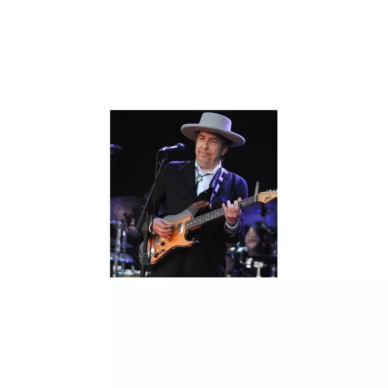 Bob Dylan Spotted in Rare Public Appearance – Fans Stunned by His Look!