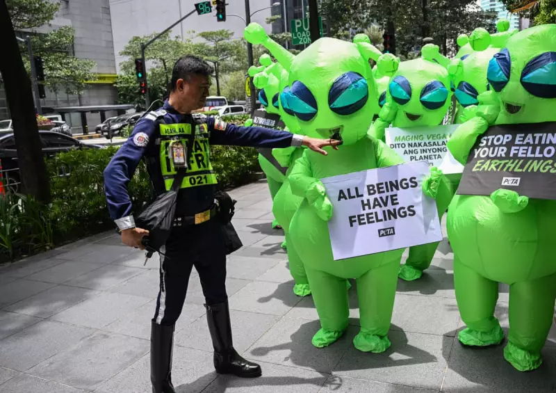 Striking Images of the Day: Green Aliens in Manila and a Māori Warrior’s Fierce Stance