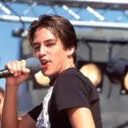 90s TV Star Opens Up About Alcohol Battle: 'It Became My Best Friend'