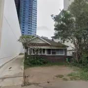 Defiant 85-Year-Old Refuses £1.5m Offer for Her Tiny Home – Now It’s Worth a Fortune