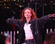 White House Faces Backlash Over Jet2 Holiday Meme Amid ICE Deportation Controversy