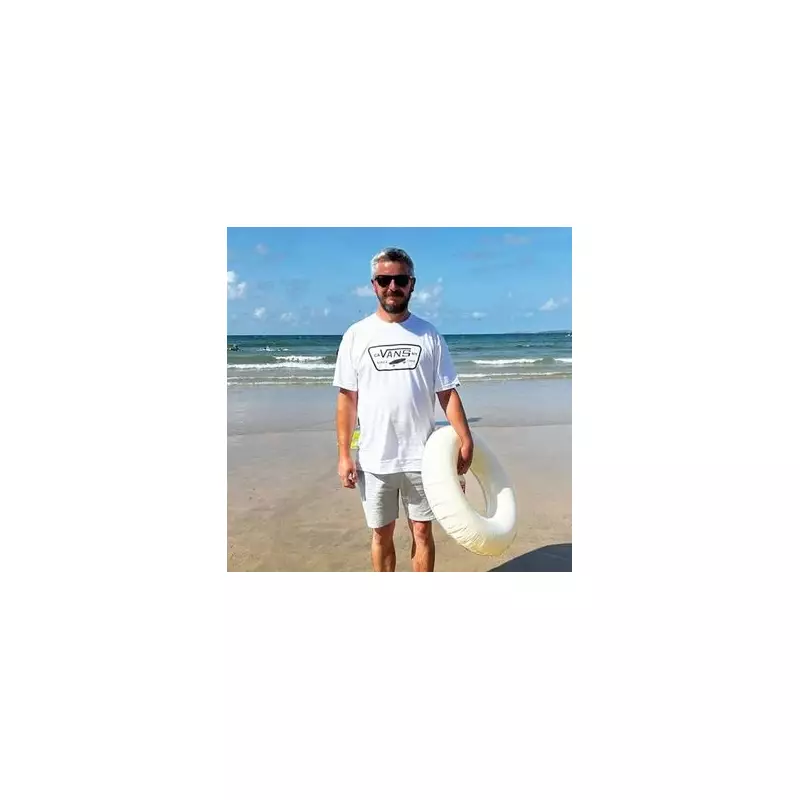 Man Spends a Day at the Beach Without Realising It Was a Nudist Spot – The Hilarious Aftermath