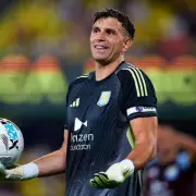 Aston Villa's Emi Martinez Faces Transfer Dilemma as Bayern Munich Circles
