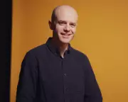 David Elms' 'Describes a Room' Review: A Surreal Masterpiece at Edinburgh Fringe