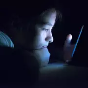 Doomscrolling Together: 1 in 10 Couples Admit to Ignoring Each Other for Phones