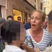 Furious Tourist Rips Off Venice Gondola Cover in Shocking Outburst – Watch the Dramatic Moment