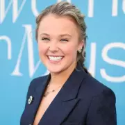 JoJo Siwa Sparks Nostalgia with Early 2000s Fashion Revival – See Her Bold Look!