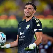Man Utd Plot Shock Move for Aston Villa's World Cup Hero Emi Martinez | Transfer Exclusive