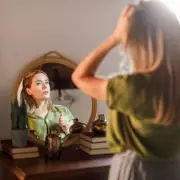 Meet the Woman Who Claims to Speak to the Dead – A Bizarre Gift or a Clever Hoax?