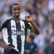 Newcastle United Face Alexander Isak Transfer Dilemma as Wayne Rooney Urges Manchester United Move