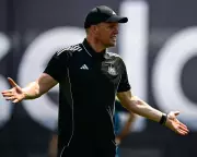 Newcastle's Alexander Isak in Liverpool Transfer Saga: Eddie Howe's Dilemma