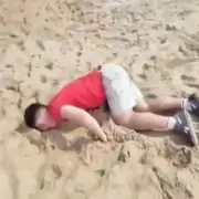 Shocking Moment: British Tourist Collapses in Street After Drinking Cocktail – What Really Happened?