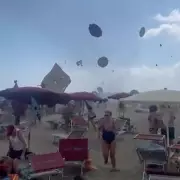 Shocking Moment Tornado Sends Tourists Fleeing in Horror – Watch the Terrifying Footage