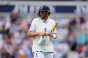 Stuart Broad Mocks David Warner with Hilarious Surfboard Gesture During Ashes Clash