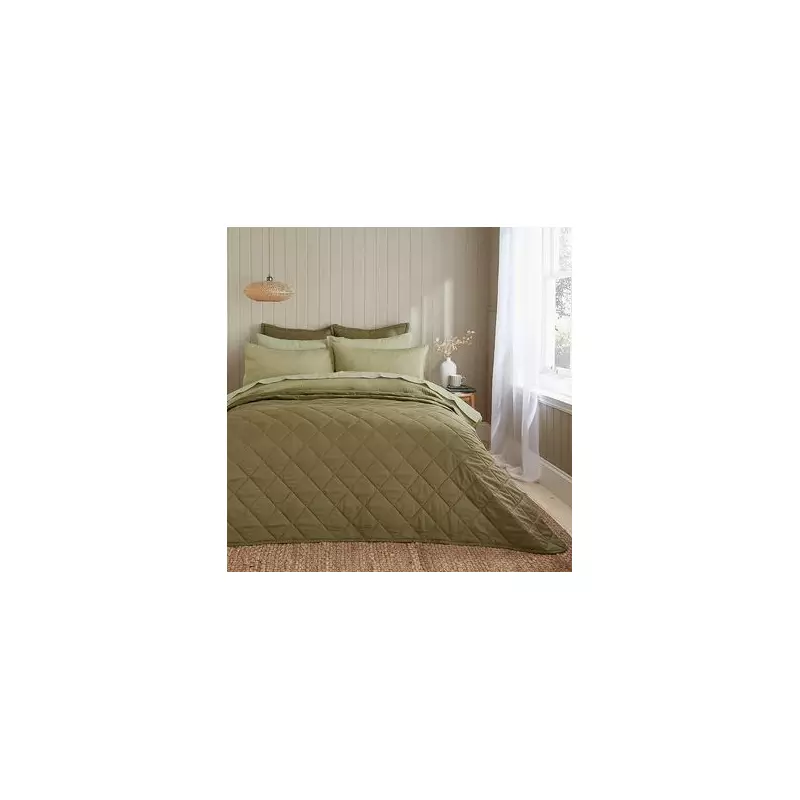 Beat the Big Freeze: This Quilted Bedspread Is a Cozy Winter Essential at Just £19.99