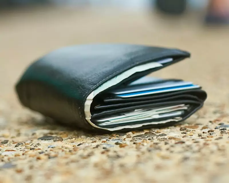 The End of the Wallet? How Britain's Pockets Are Getting Lighter in the Cashless Revolution