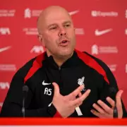 Arne Slot Issues Alexander Isak Warning as Newcastle Star Faces Injury Scare