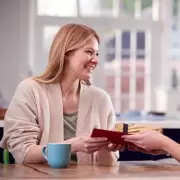 Mum's Tear-Jerking Leaving Home Gift to Daughter Goes Viral | Heartfelt DIY Gesture