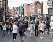 UK Retail Sales Soar as Warm September Weather Sparks Summer Fashion Rush