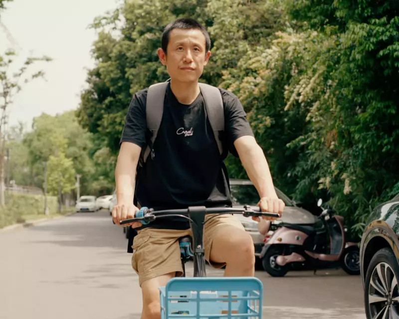 From Parcels to Bestseller: How Beijing Courier Hu Anyan Became a Literary Sensation