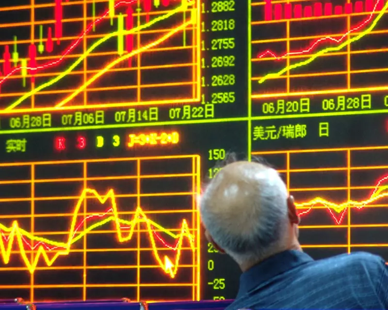 US Dollar Plummets: Worst Weekly Performance Since August Amid Global Trade Tensions
