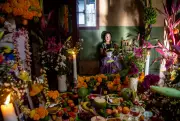 Día de los Muertos Celebrations & Whimsical Balloon Take Flight: Today's Most Captivating Images