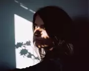 Dania's 'Listless' Fails to Spark: A Promising Voice Lost in Atmospheric Ambiance