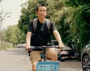 From Parcels to Bestseller: How Beijing Courier Hu Anyan Became a Literary Sensation