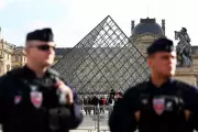 Paris in Panic: Armed Raiders Pull Off Daring Louvre Jewellery Heist