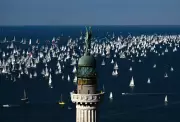 Regatta Revelry and Palestinian Homecoming: A Weekend of Contrasts in Pictures
