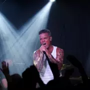 Robbie Williams' F-Bomb Fury at Taylor Swift Concert Goes Viral