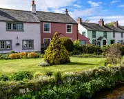 UK House Price Growth Slows Sharply as Budget Uncertainty Bites