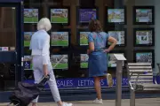 UK House Prices See Steepest Quarterly Drop Since 2009 as Mortgage Squeeze Intensifies