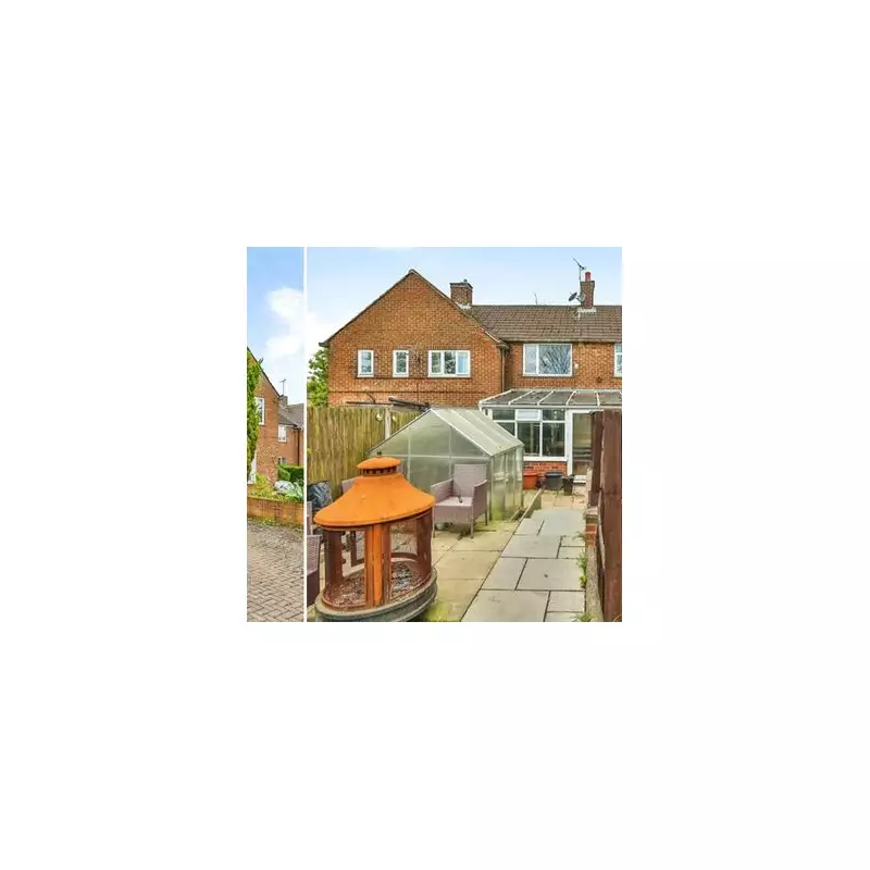 £190k Derbyshire home with electricity pylon in garden sparks attention