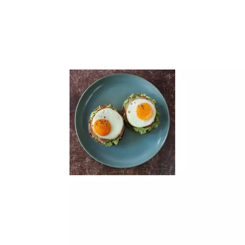 Perfect Fried Eggs Without Oil or Water: The Baking Paper Hack