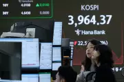 Asian Markets Mixed as Tech Stocks Slip, Fed Rate Cut Hopes in Focus