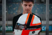 Lando Norris honours 'dear friend' Gil de Ferran with tribute helmet at F1 testing