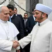 Pope Leo's Blue Mosque Visit: Vatican Officials Surprised by Prayer Decision