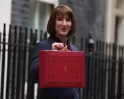 Reeves' Budget Faces Centrist Crisis as Case Warns of Voter Exodus