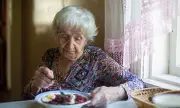 Solo Dining Linked to Frailty and Poor Nutrition in Older Adults