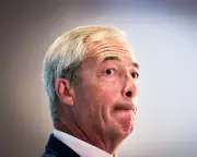 Starmer Demands Farage Apology Over School Racism Claims