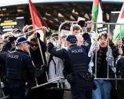 Sydney Weapons Expo Erupts in Chaos as Police Pepper-Spray Protesters Amid Mass Arrests