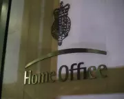 UK to Seize Refugees' Valuables to Cover Asylum Costs, Says Minister