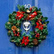 Zero-Damage Christmas Wreath Hack Uses Just One Item