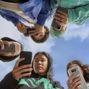 165,000 UK Parents Sign Pact to Delay Smartphones for Kids This Christmas