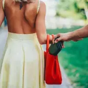 4 Major Signs of a Pickpocket in Spain Revealed by Local Expert