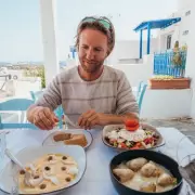 American Learns 'Hard Lesson' in UK Restaurant Over Rude Dining Etiquette