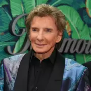 Barry Manilow, 82, reveals lung cancer diagnosis and surgery to fans