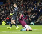 Burnley's Missed Chances Frustrate as Everton Hold On for a Point