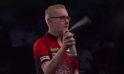 Darts star van der Velde fights back with bug spray at Ally Pally wasp